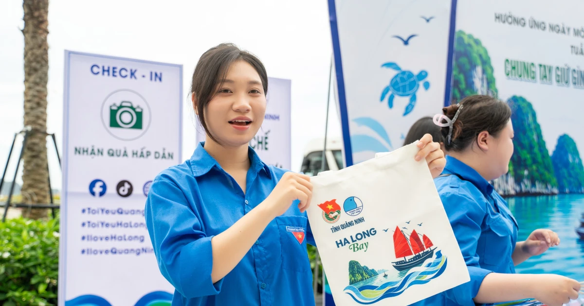 Tuổi trẻ Quảng Ninh tuyên truyền khách du lịch chung tay giữ gìn Di sản Vịnh Hạ Long