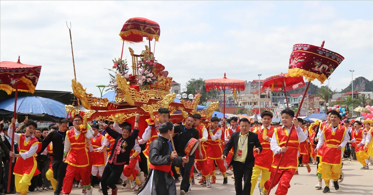 Người Lạng Sơn dọn nhà, sắp cỗ, mời khách đi lễ hội ăn ở miễn phí