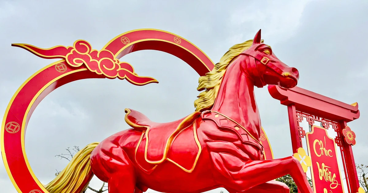 Linh vật Bính Ngọ trên tuyến đường tấp nập nhất Lạng Sơn