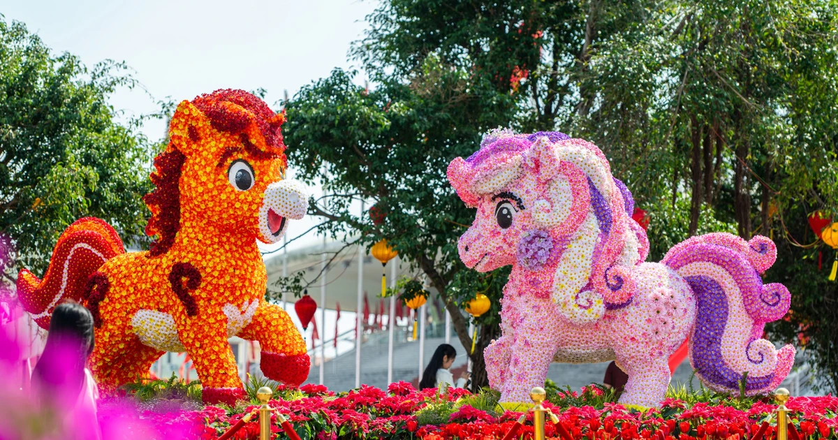 Ngắm nhìn ngựa Bính Ngọ bằng hoa bên bờ vịnh Hạ Long