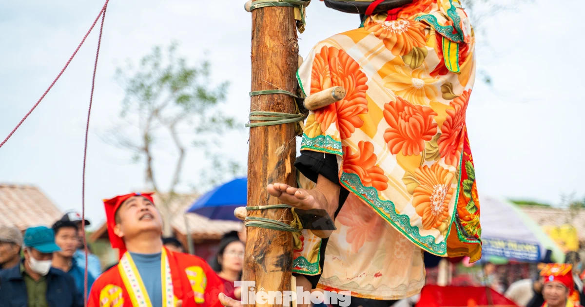 Người Sán Dìu ‘chân trần leo trên lưỡi đao’ khiến người xem thót tim