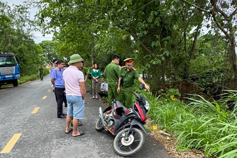 Phát hiện thi thể phân huỷ bên quốc lộ
