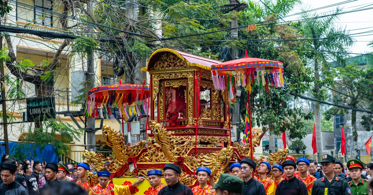 Hàng vạn người đổ về đền Cửa Ông