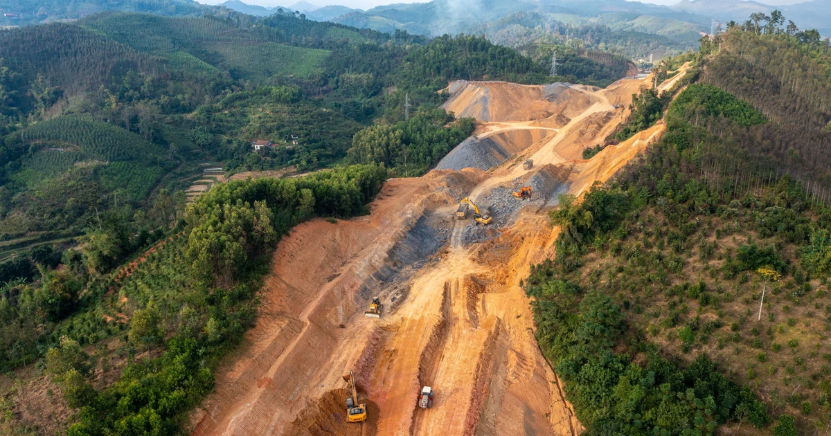 Toàn cảnh công trường cao tốc kết nối đến 2 cửa khẩu sầm uất của Lạng Sơn
