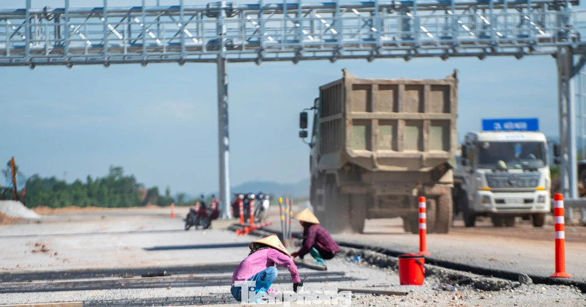 Công nhân căng mình ứng phó trước thời tiết nắng nóng như đổ lửa