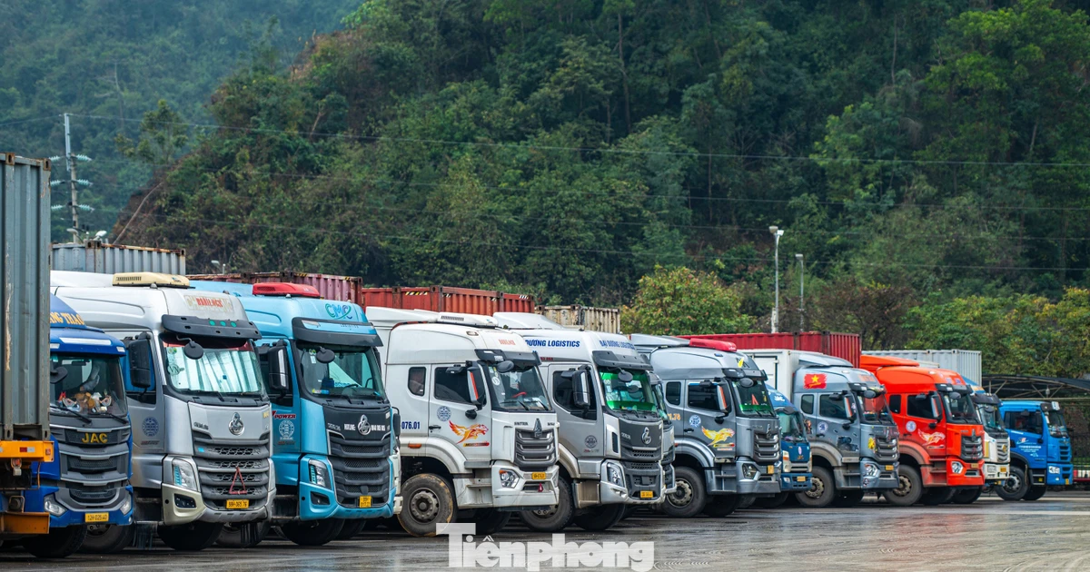 Lạng Sơn: Hàng nghìn xe chở hàng sang Trung Quốc ngày cuối năm
