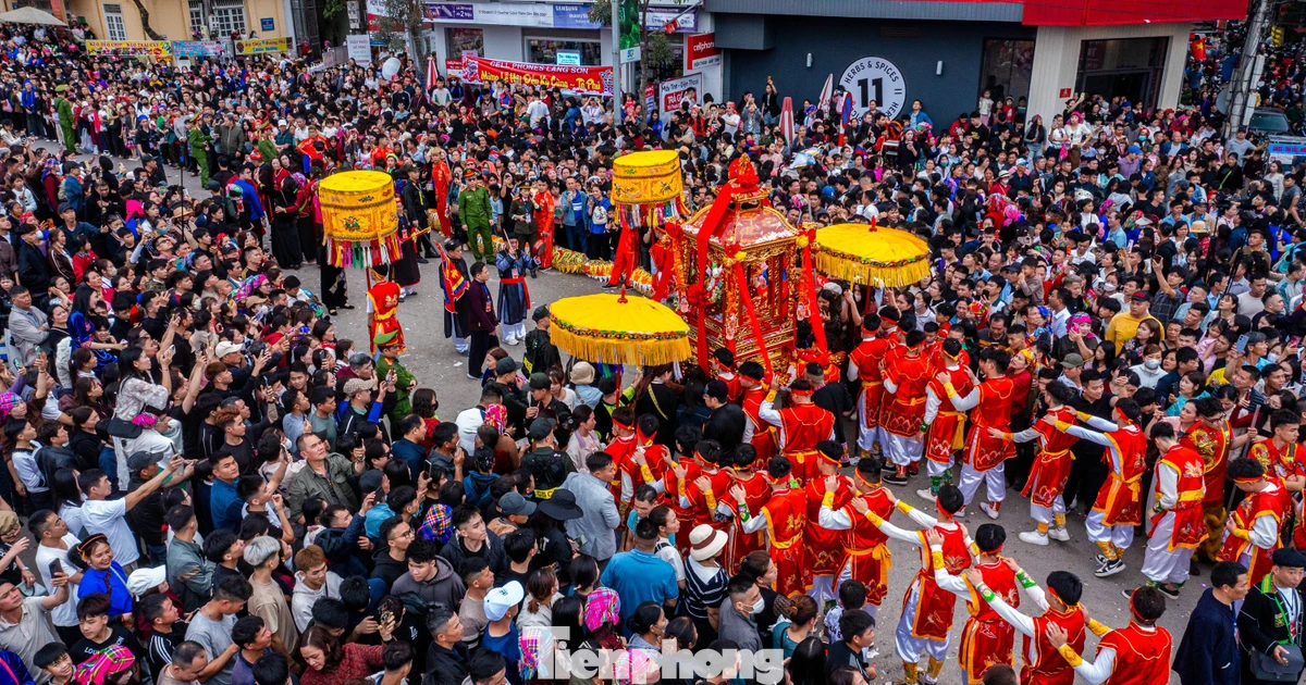 Dòng người đông nghịt xem lễ hội lớn nhất Lạng Sơn