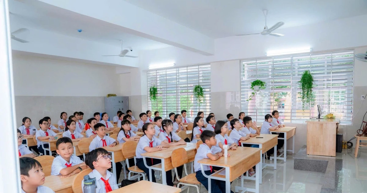 Phụ huynh ở TPHCM bức xúc vì phải đến họp sớm để giành 'chỗ đẹp' cho con