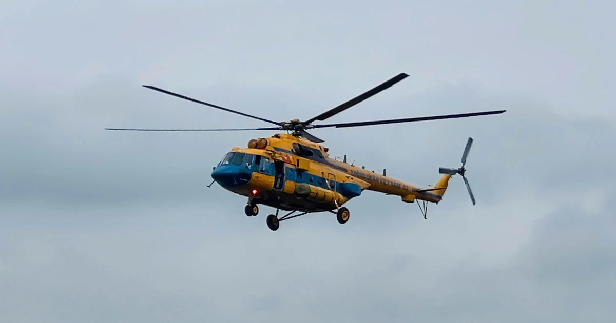 Mi-171 của Trung đoàn Không quân 916 bay thả hàng cứu trợ tại Nghệ An
