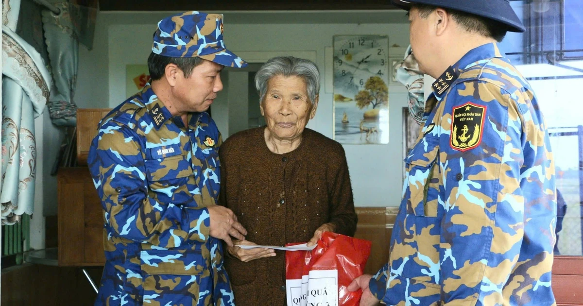 Bộ Tư lệnh Hải quân mang hơi ấm nghĩa tình tới đồng bào bị thiên tai ở Đà Nẵng và Huế