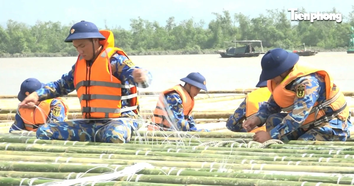 Bộ đội Hải quân giúp dân tránh thiệt hại trước khi bão Matmo đổ bộ