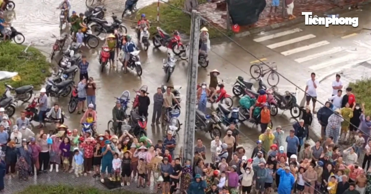 Hàng cứu trợ đến với người dân vùng lũ Đắk Lắk