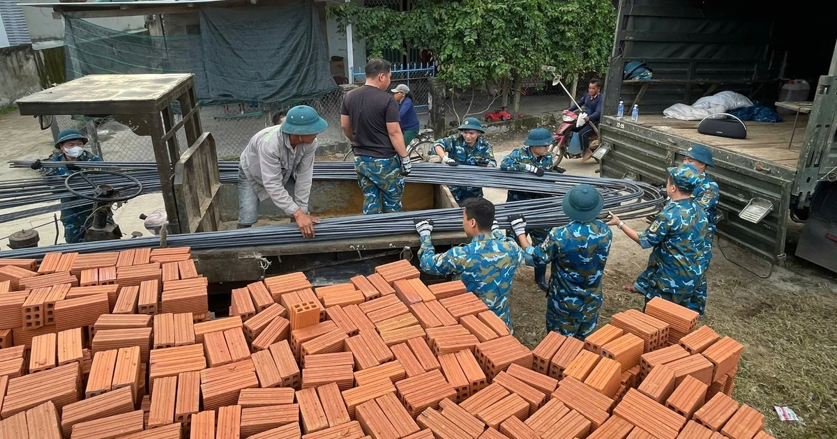 Huy động quân nhân tay nghề cao xây nhà mới giúp người dân vùng lũ kịp đón Tết