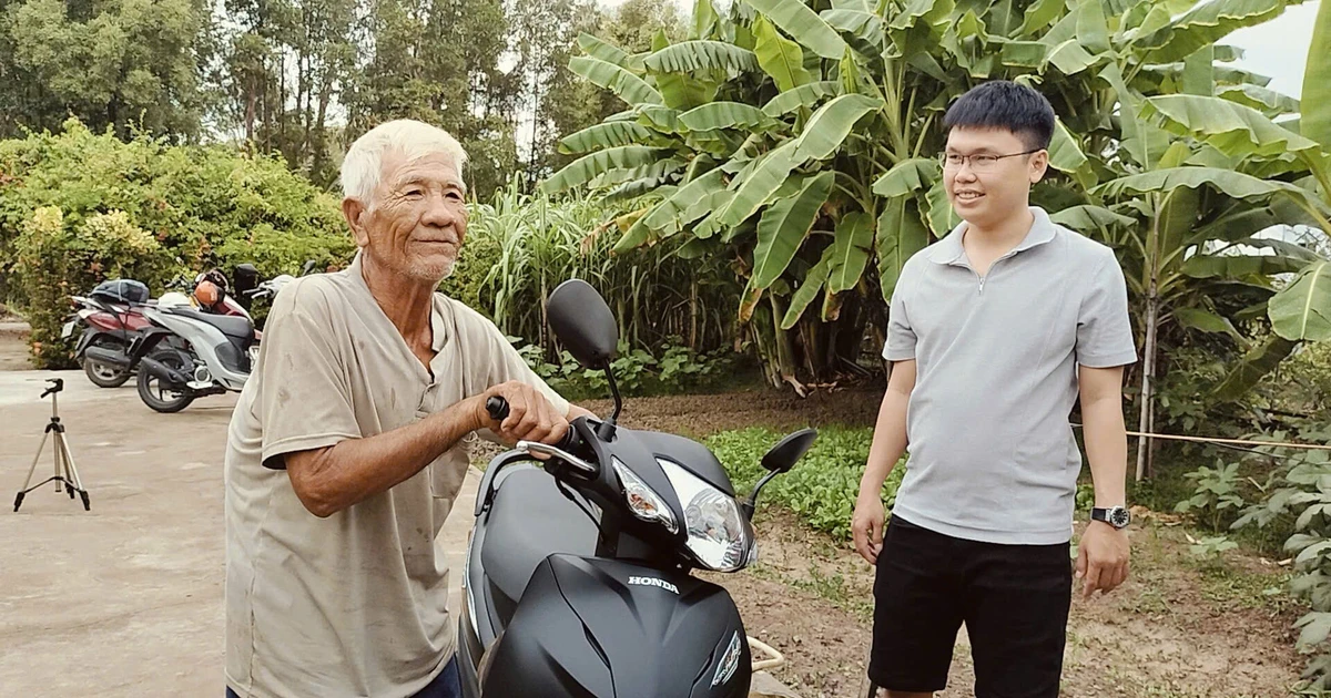 ‘Cần câu cơm’ bị cháy rụi, cụ ông 72 tuổi chạy xe ôm được quyên góp mua xe mới