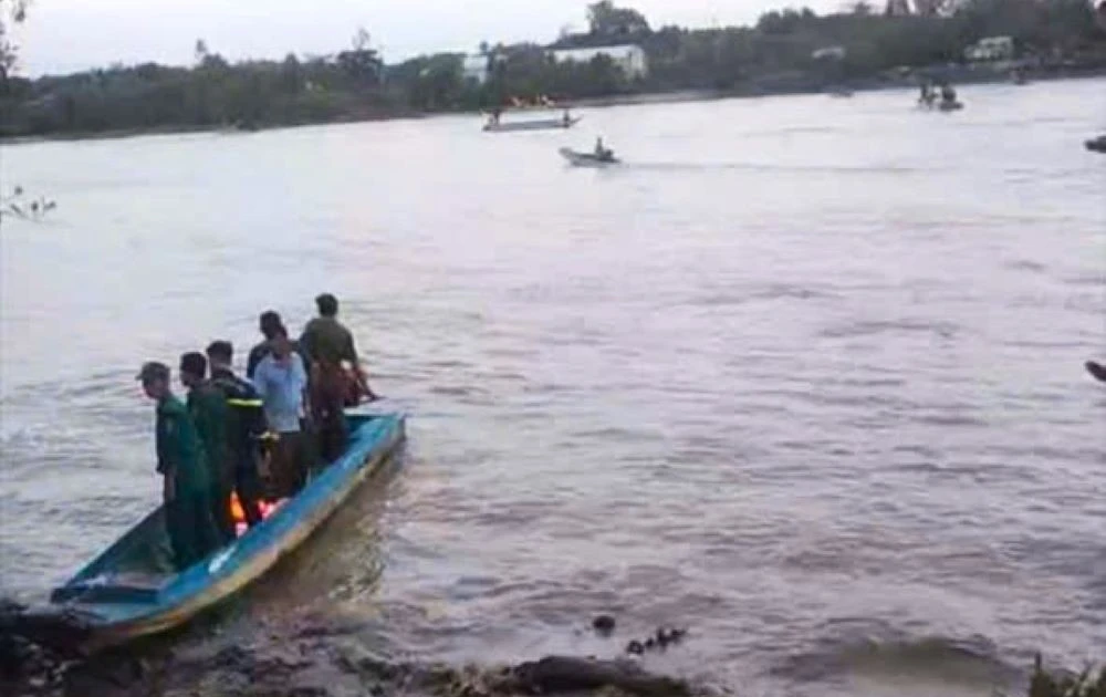 Giáo viên tiểu học tử vong sau vụ lật vỏ lãi trên sông ở Cà Mau