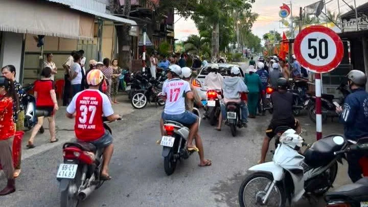 Nhóm thanh niên mang hung khí lao vào quán tấn công, khiến 1 người tử vong