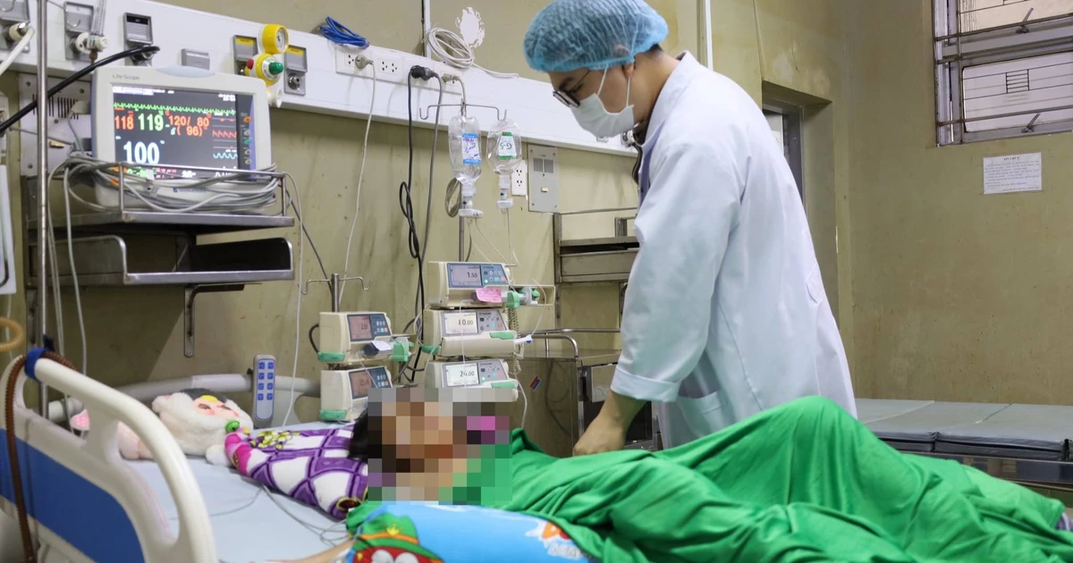 Trốn vào bụi cây hù anh, bé gái bị ong vò vẽ đốt hơn 70 vết