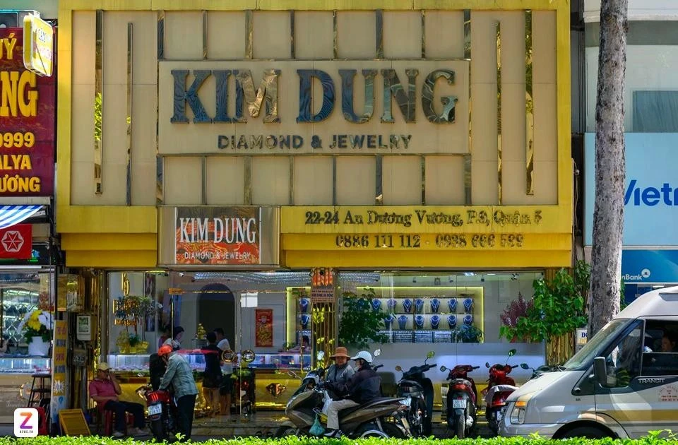 Những cửa hàng kim cương hiếm hoi còn mở cửa ở TPHCM