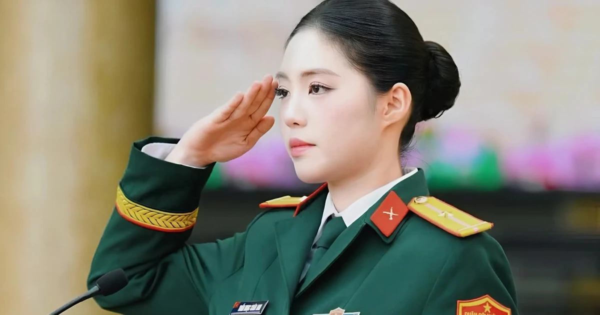 Á hậu Châu Anh được thăng quân hàm Thượng úy