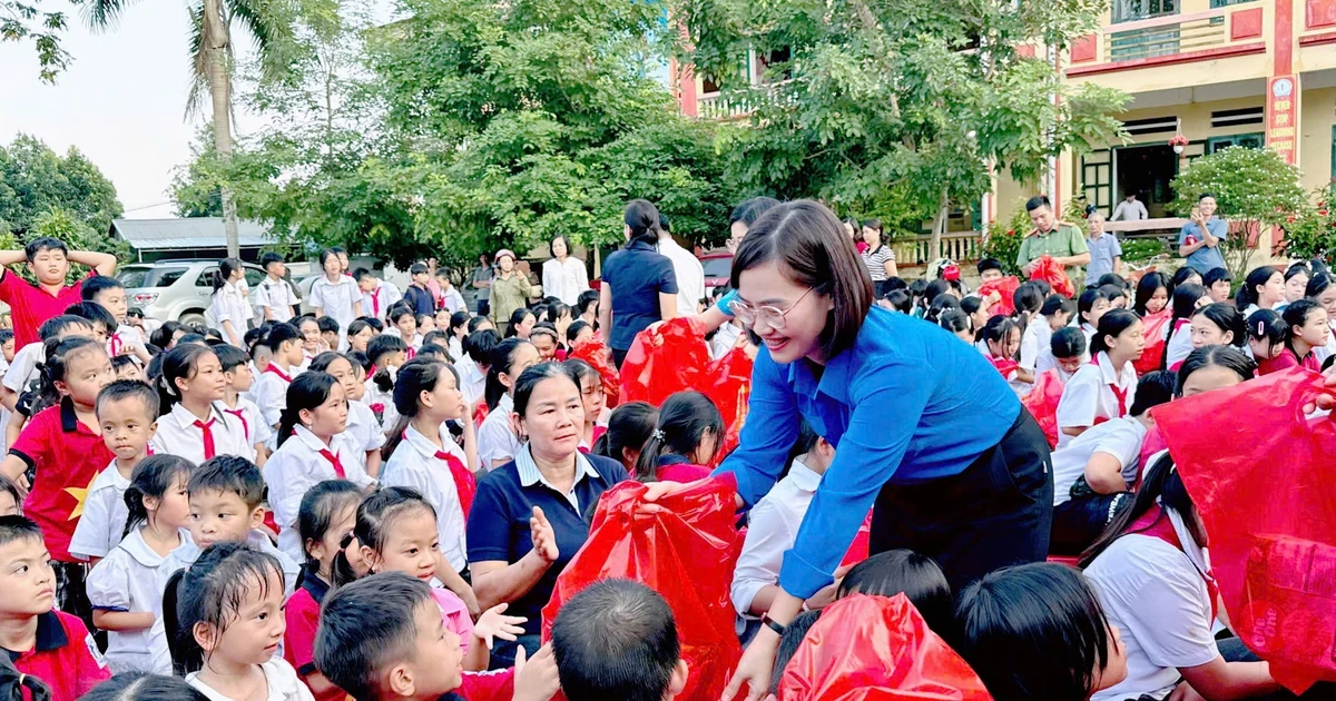 Mang trung thu đến với trẻ em sau bão