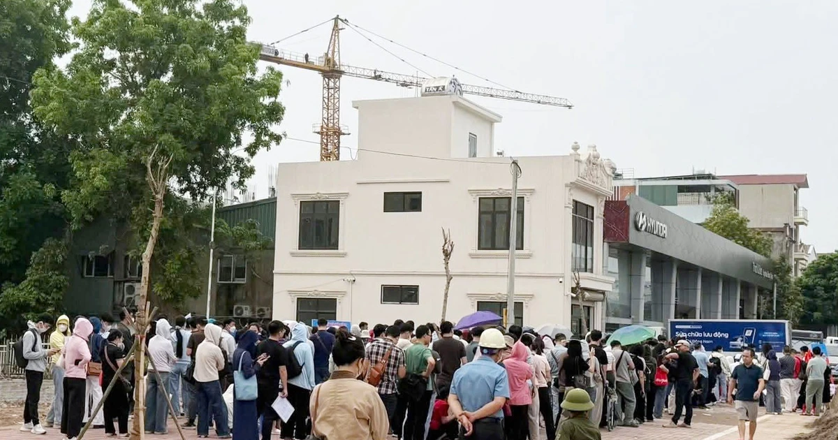 Tái diễn cảnh xếp hàng nộp hồ sơ mua NƠXH tại Hà Nội