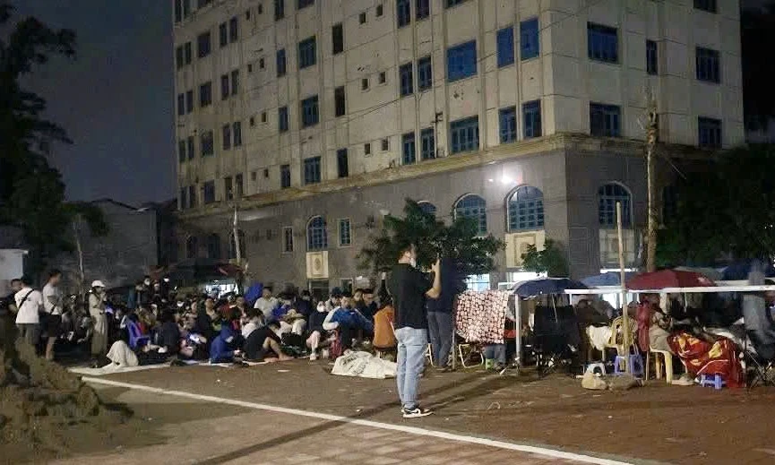 Cảnh xuyên đêm xếp hàng 'giành suất mua' NƠXH giá 1 tỷ đồng tại Hà Nội