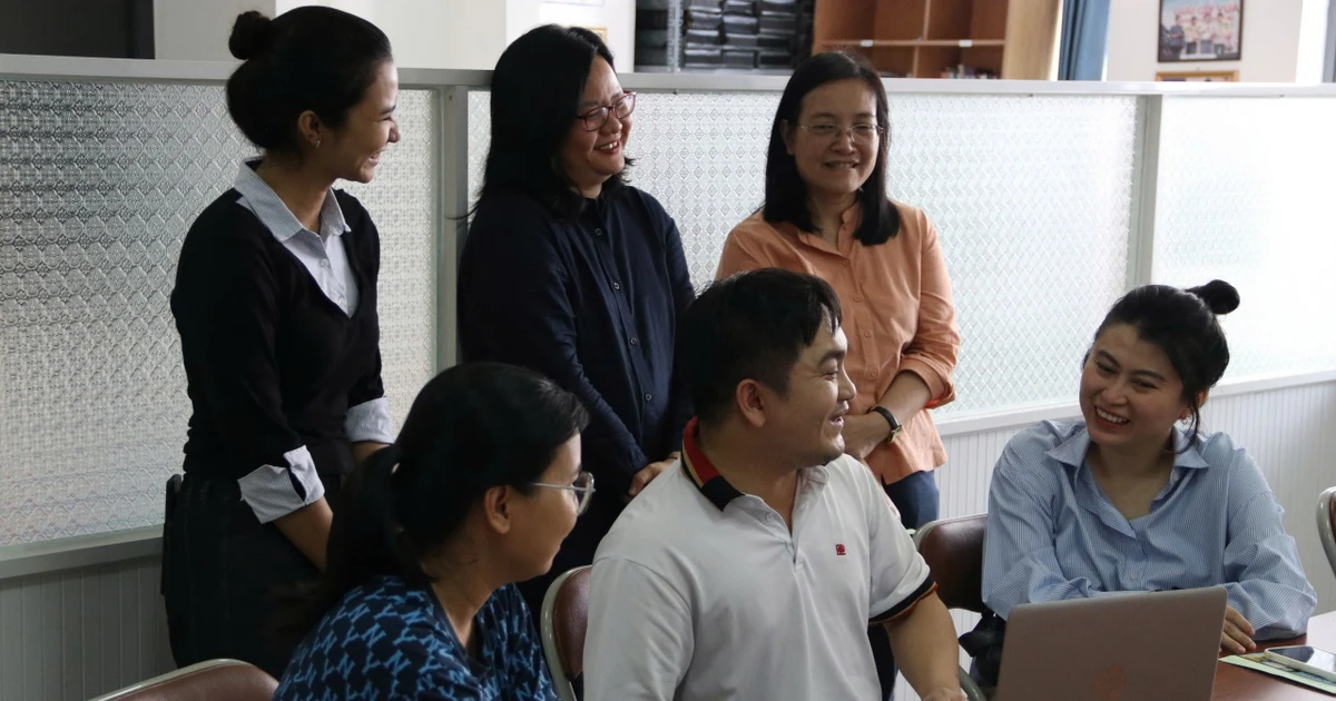 Bạn trẻ tận mắt xem hoạt động đặc biệt của người khiếm thị tại Thư viện Sách nói