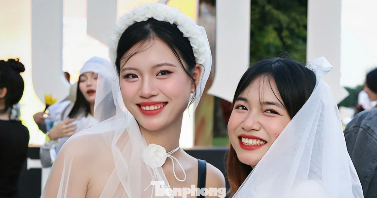 Fan nữ mặc váy cưới đến concert G-Dragon ở Hưng Yên