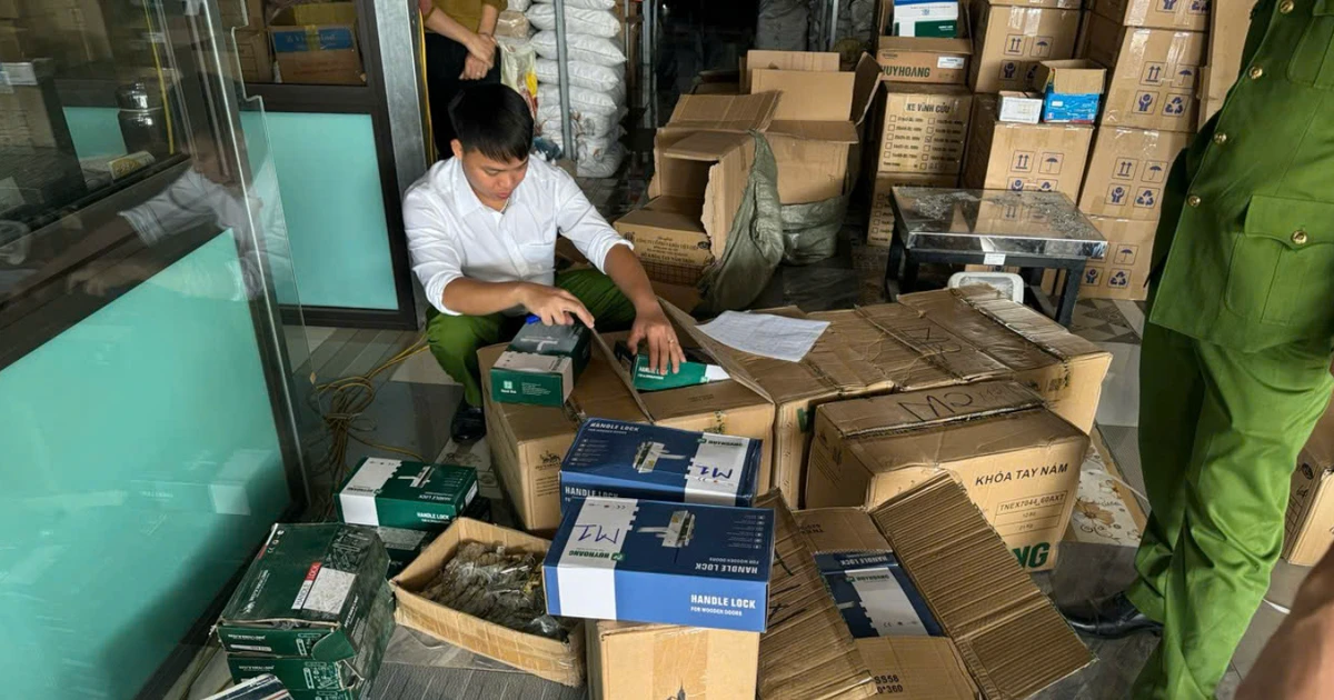 Lĩnh 2 năm tù vì buôn bán khóa Huy Hoàng, Việt Tiệp giả