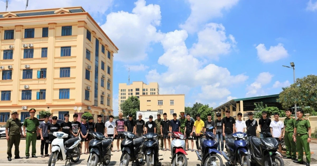 ‘Cất vó’ nhóm thanh thiếu niên mang hung khí diễu phố