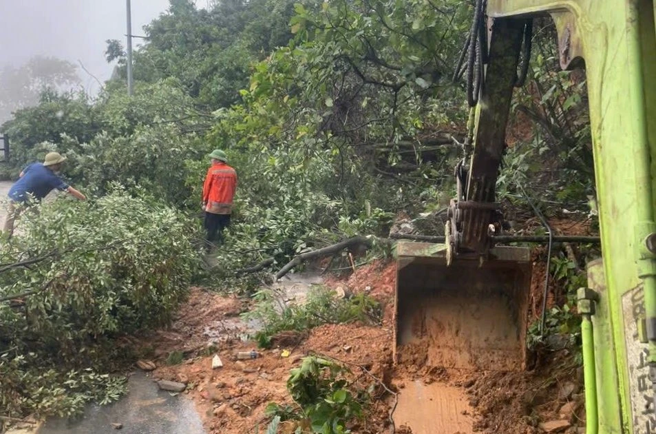 Sạt lở đường lên Tam Đảo, yêu cầu người dân dừng di chuyển