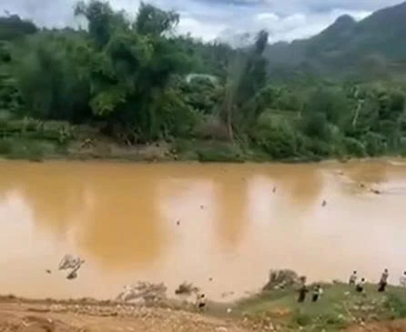 Kéo vó trên sông Mã lúc rạng sáng, 2 phụ nữ bị nước cuốn trôi