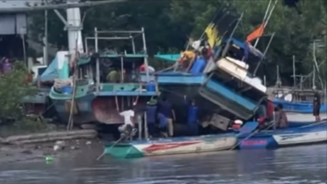 Thợ bị tàu cá đè tử vong