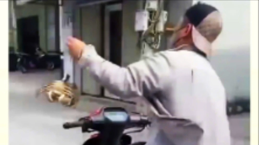 Công an làm việc với thanh niên lái xe 1 tay, xách cua múa may giữa đường