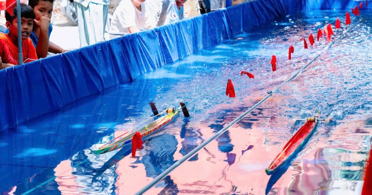 Lần đầu đua ghe mini “gây sốt” ngày Tết ở Cà Mau