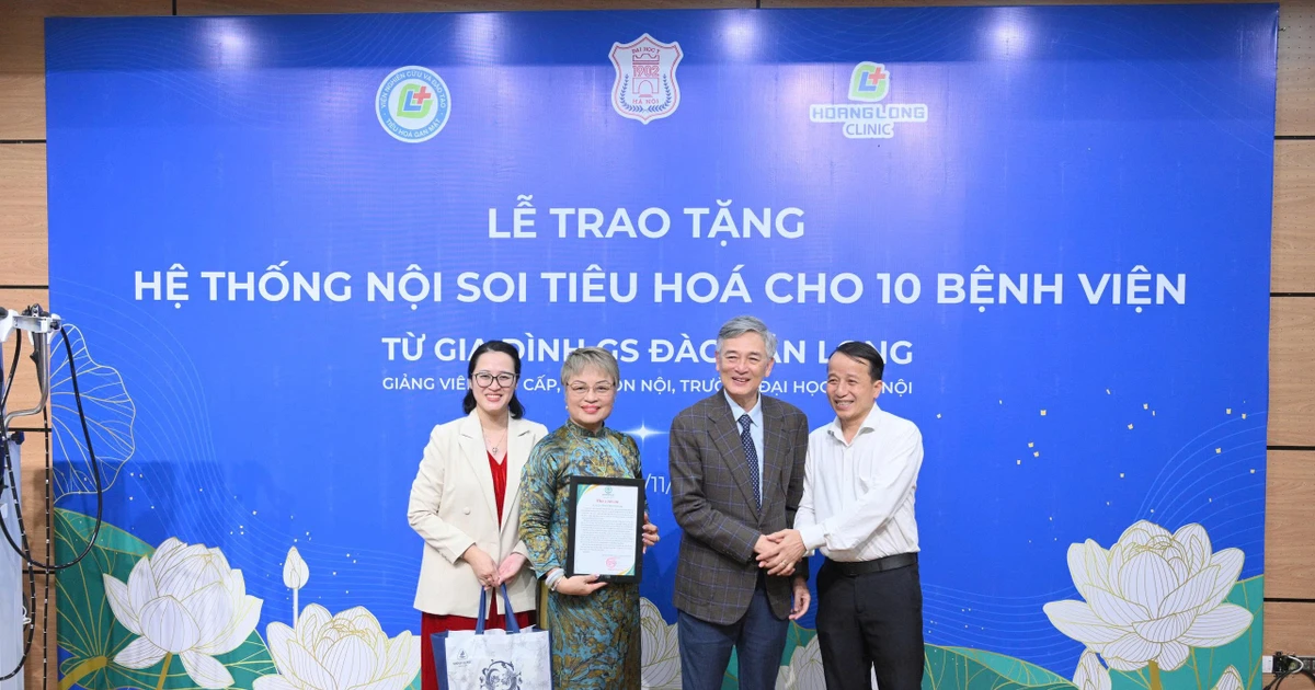 Gia đình GS. TS Đào Văn Long tặng máy nội soi tiêu hoá cho 10 bệnh viện