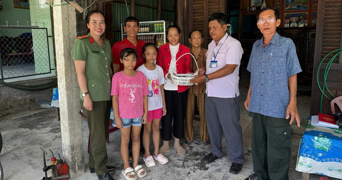 Rái cá con va chạm với xe khách được thả về rừng