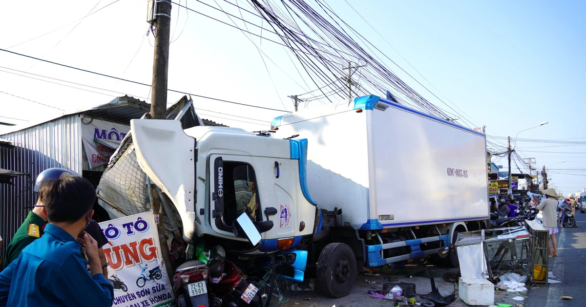 Xe tải lao vào loạt xe máy trên quốc lộ, rồi tông vào trụ điện