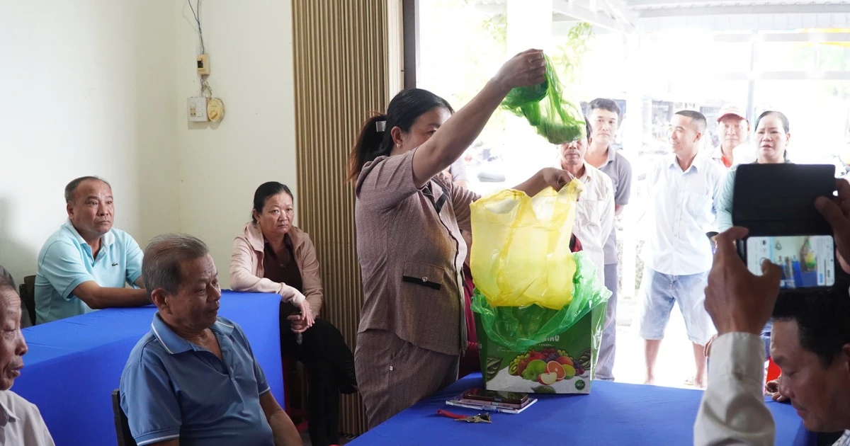 Người dân mang cả cá chết đến họp về nhiễm mặn nghi do bơm cát làm sân bay Cà Mau