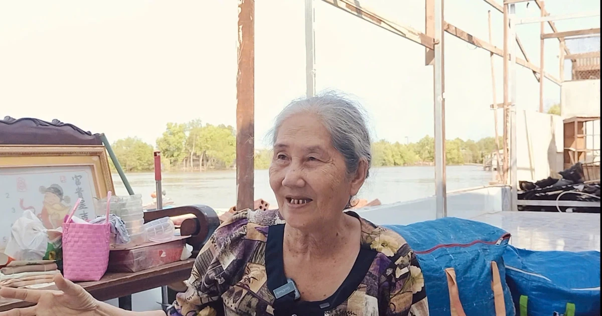 Sạt lở lớn bờ kênh, người dân bất lực nhìn gia sản chìm dần