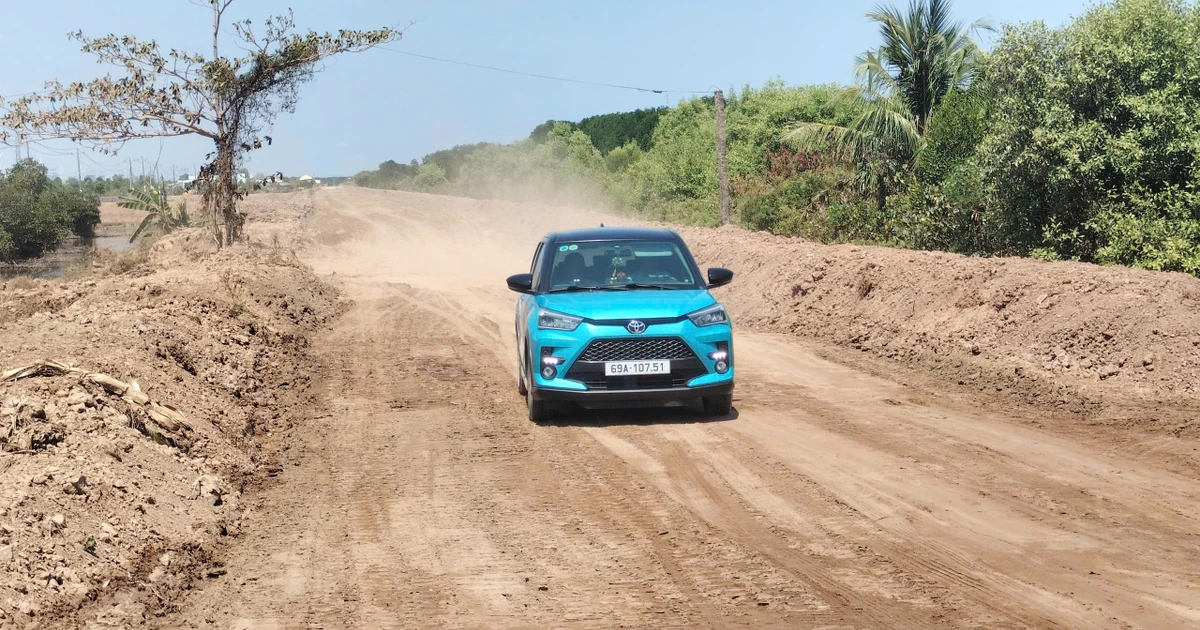 Dân khổ vì bụi bặm, lầy lội do dự án nâng cấp đê biển làm mãi không xong