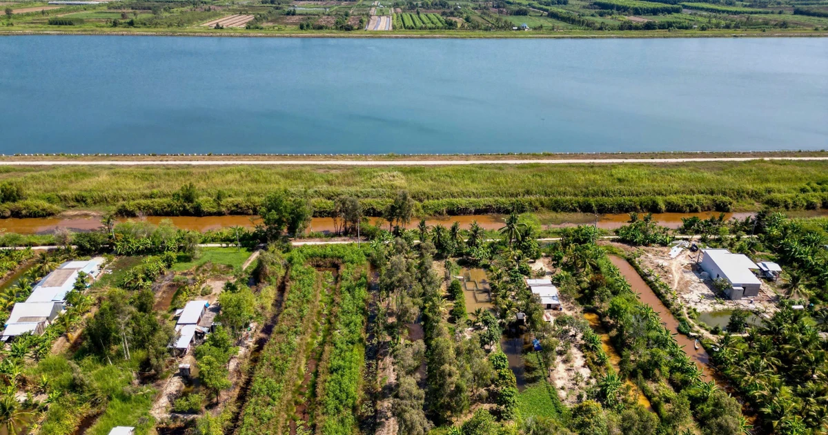 Dân 'khát' dù sống cạnh hồ nước ngọt lớn nhất miền Tây