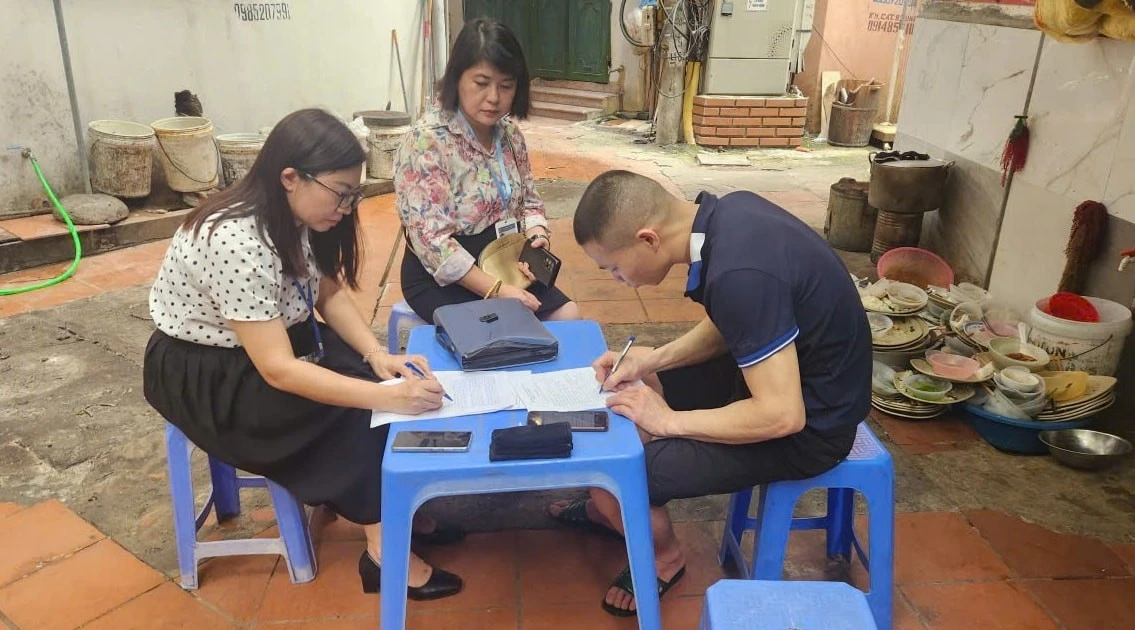 Quán cơm ngon Bắc Ninh lấn chiếm vỉa hè, thách thức khi người dân nhắc nhở bị phạt 35 triệu đồng