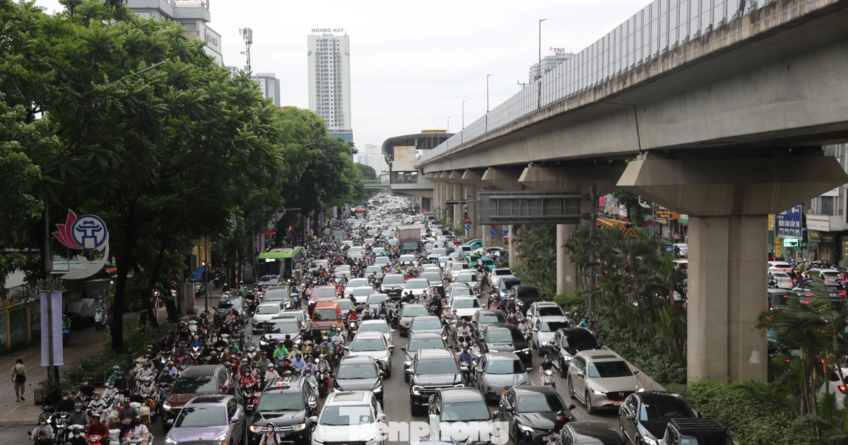 Ùn tắc kéo dài trên Nguyễn Trãi: Dân công sở 'chôn chân' hàng giờ, học sinh đến lớp muộn