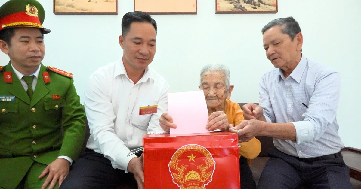 Hà Nội: Ước nguyện của cụ bà 102 tuổi trong 'Ngày hội non sông'