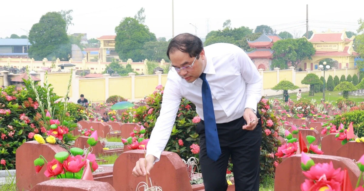 Lãnh đạo tỉnh Thái Nguyên dâng hương tại các nghĩa trang liệt sĩ