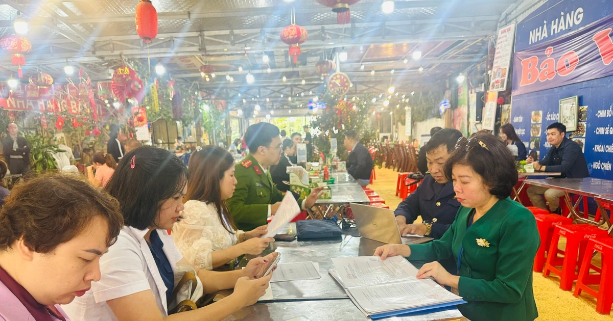 Hà Nội xử phạt hàng quán vi phạm ATTP tại Phủ Tây Hồ sau phản ánh của báo Tiền Phong