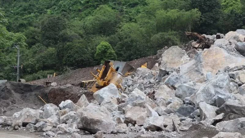 Mỏ đá sạt lở, vùi lấp nhiều máy móc ở Thái Nguyên