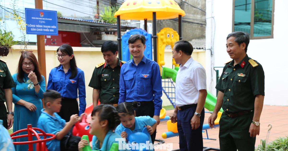Trung ương Đoàn trao tặng sân chơi cho trẻ em khuyết tật