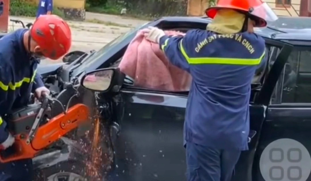 2 ô tô đâm nhau, phải cắt cánh xe đưa nạn nhân ra ngoài
